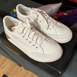 Sorel sneaker women’s size 8.5 brand new never worn.